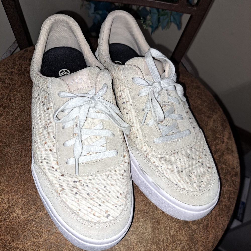 Cream Leather Low-Top Sneakers with Perforated Toe Box